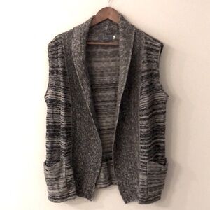 Willow Grandpa style Knit sweater vest in Black & Gray heathered pattern pockets